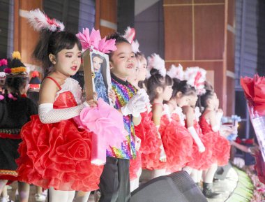 Pattaya, Tayland - 25 Şubat 2018: mutlu kız portresi 
