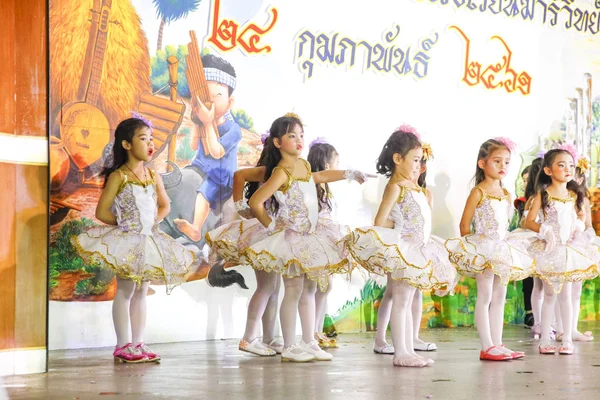 PATTAYA, THAILAND - FEVEREIRO 25, 2018: Teatro infantil. Pequenino — Fotografia de Stock