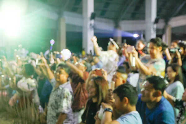 Orang-orang buram, anak-anak, orang dewasa, orang tua mengawasi anak-anak — Stok Foto