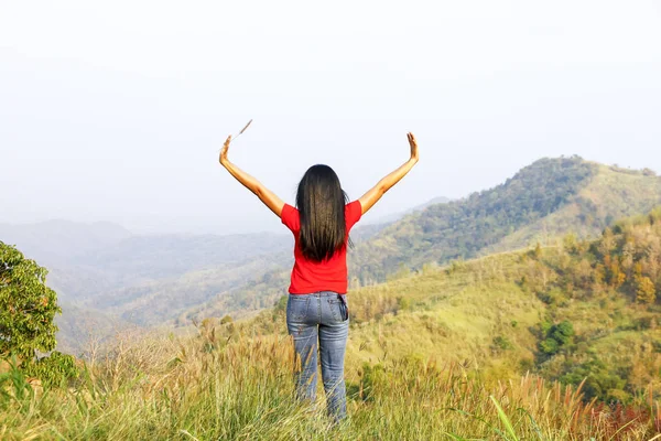 Young Woman Standing Cliff Edge Looking Wide Valley — Stock Photo, Image