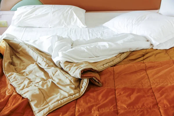 Letto disordinato dopo il risveglio al mattino . — Foto Stock