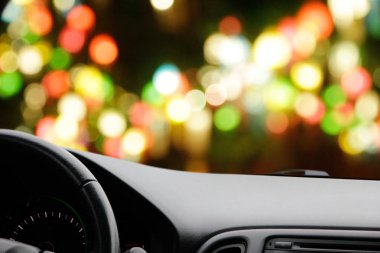 Bulanık arka plan önünde araba.