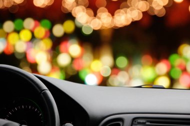 Bulanık arka plan önünde araba.