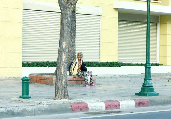 BANGKOK - Jan 31:  An old thai homeless woman on the street of B — Stock Photo, Image