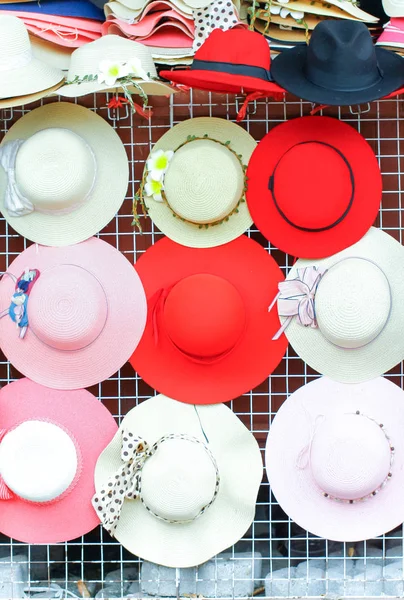 Cappelli da donna colorati Diversi Desingned e sagomati in piedi su — Foto Stock