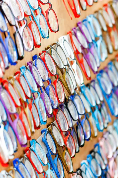 Closeup kleurrijke brillen winkel hangen Toon voor klant s — Stockfoto