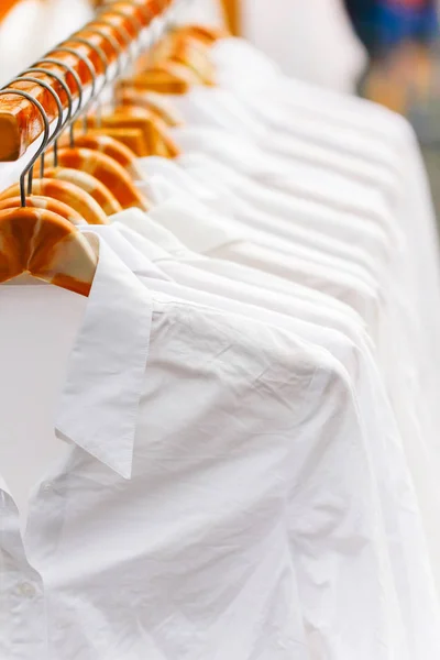 Raf üst üste seçici odak asılı kırışık beyaz gömlek — Stok fotoğraf