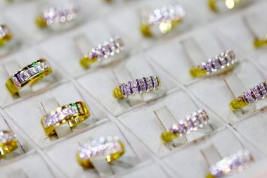 Sahte elmas yüzük yerleştirilir. Aşk veya evlilik kavramı. 