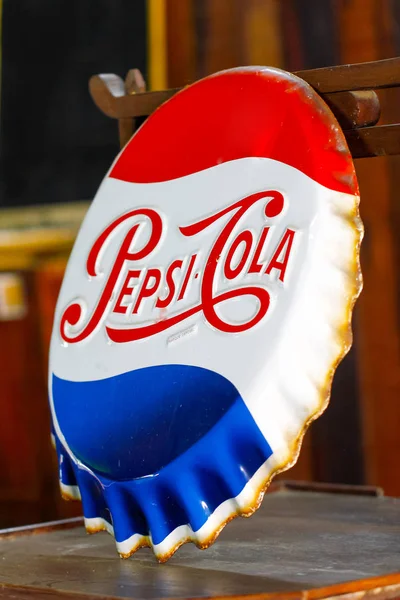 Rayong, THAILAND. : April 13, 2018: Vintage Pepsi-Cola topi logam — Stok Foto
