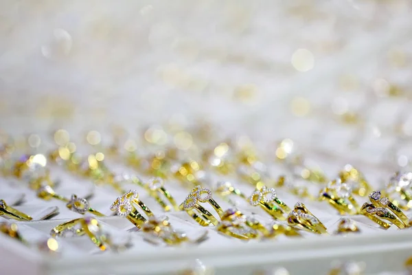 Se colocan anillos de diamantes falsos. El concepto de amor o matrimonio . —  Fotos de Stock