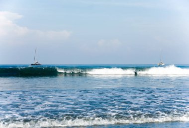 Güzel güneş ışığı seaview safari dalış teknesi ile tropikal deniz