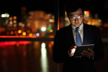 Dijital tablet üzerinde çalışan iş adamı