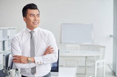 Ofiste duran bir iş adamı.