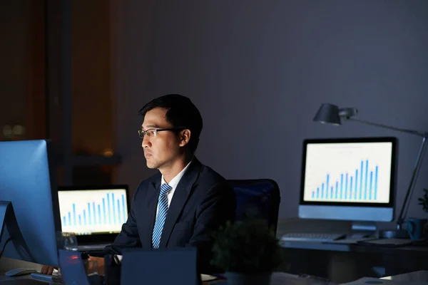 Affärsman som arbetar med dator — Stockfoto