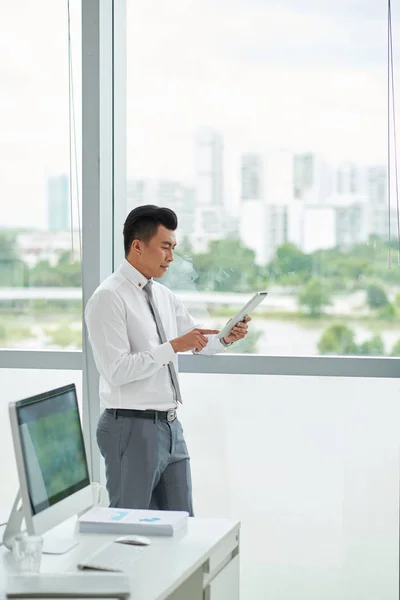 Empresário usando tablet digital — Fotografia de Stock