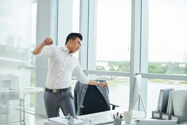 Geschäftsmann zieht sich nach harter Arbeit zurück — Stockfoto