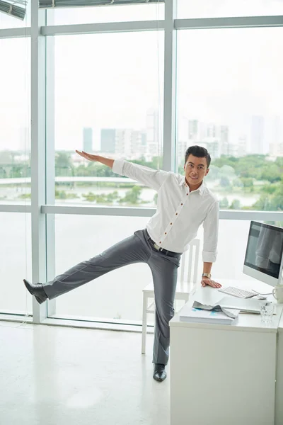 Empresario haciendo ejercicio de equilibrio — Foto de Stock