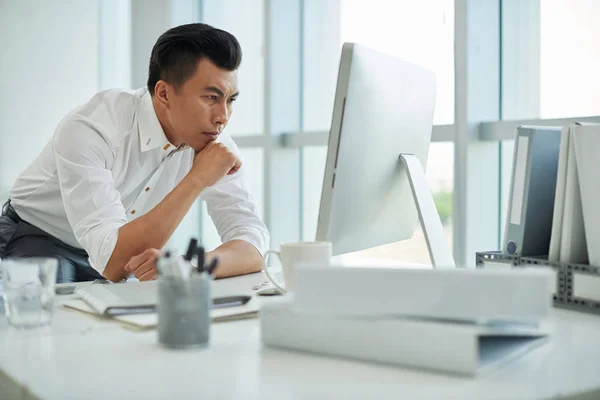 Uomo d'affari che analizza le informazioni sullo schermo del computer — Foto Stock