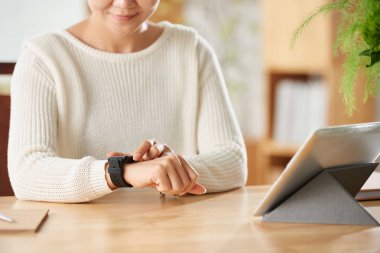 Kadın seyretmek zamanında kontrol