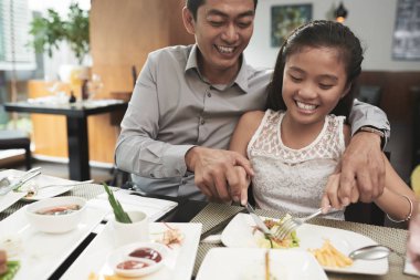 Baba yardım kız bıçak kullanmak