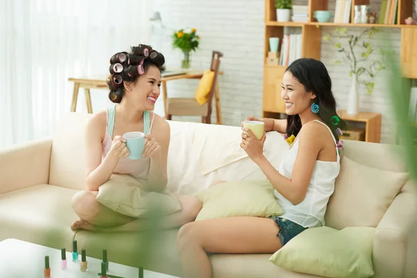 Mujeres tomando té en casa —  Fotos de Stock