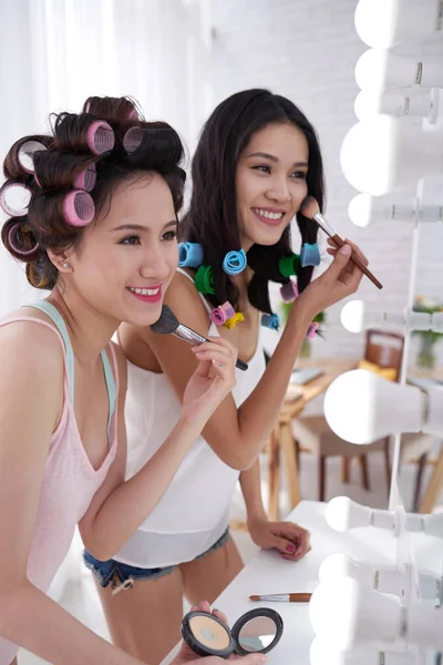 Kadınlar makyaj aynası önünde uygulama