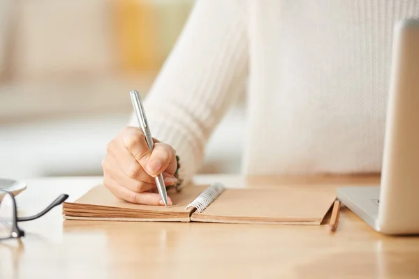 Kobieta robić notatki podczas pracy — Zdjęcie stockowe