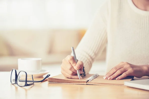 Piani di scrittura donna nel quaderno — Foto Stock