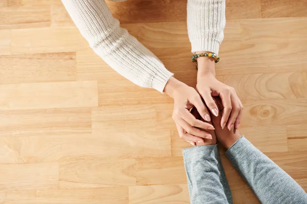 Donna che sostiene migliore amico — Foto Stock