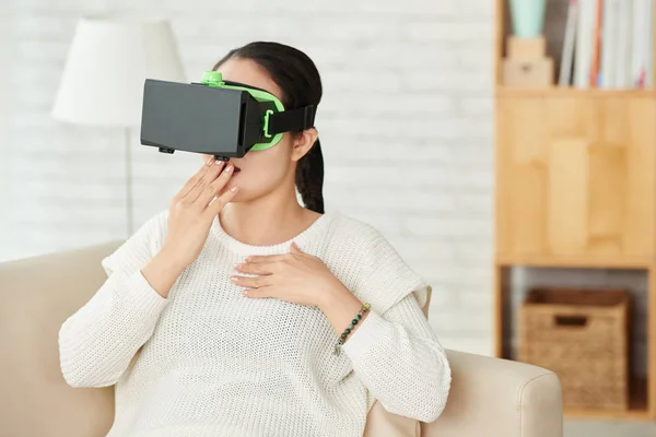 Femme avec réalité virtuelle — Photo