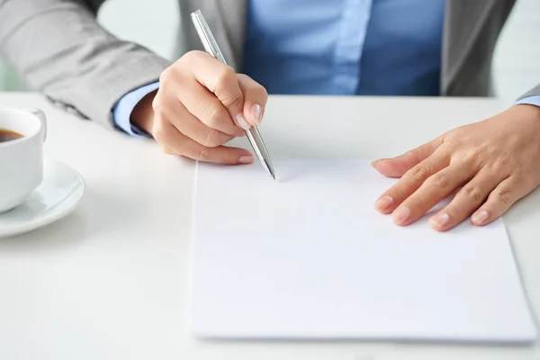 Businesswoman signing contract — Stock Photo, Image