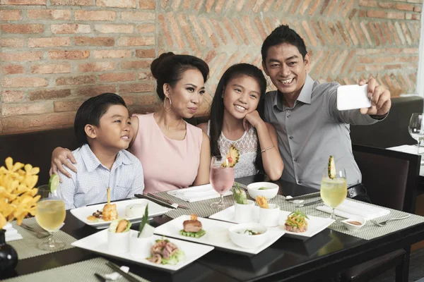 Família de quatro selfie falando no telefone — Fotografia de Stock