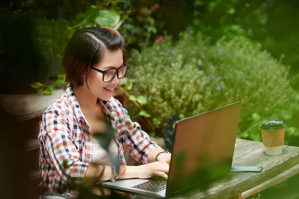 Student working on laptop outdoors — Stock Photo, Image
