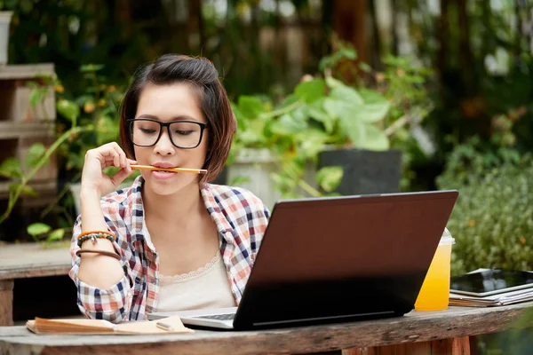 Copywriter trabajando en el ordenador portátil al aire libre — Foto de Stock