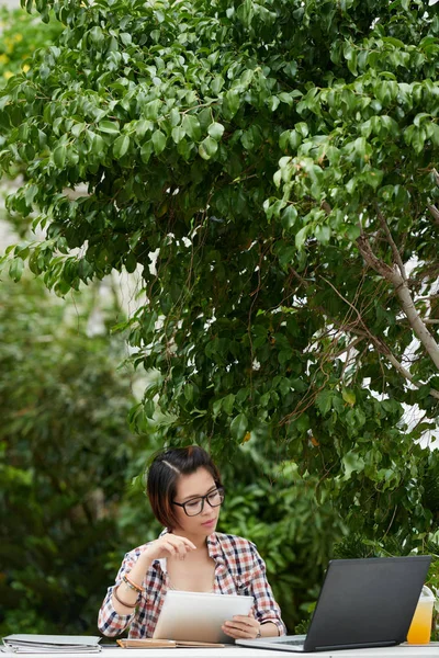 Vrouw zoeken naar informatie in tablet pc — Stockfoto