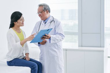 Doktor ve hasta tanı tartışıyor