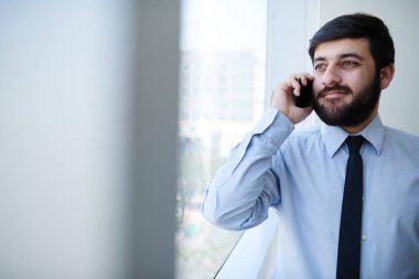 Cam kenarında duran ve arama iş adamı