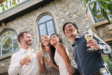 Arkadaşlar partide eğleniyor.