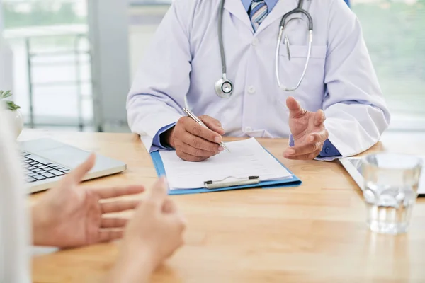 Médecin et patient parlant au bureau — Photo