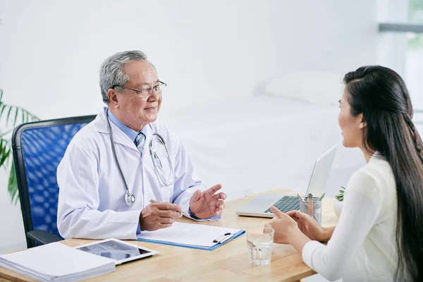 Médico consulta paciente feminino — Fotografia de Stock