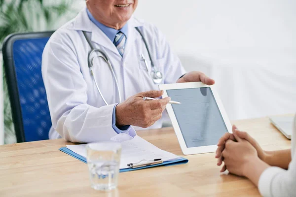 Médico mostrando informações sobre tablet — Fotografia de Stock