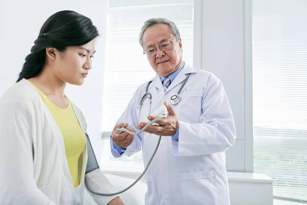 Arzt überprüft Blutdruck des Patienten — Stockfoto