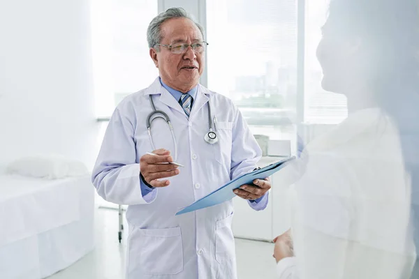 Doctor talking to female client — Stock Photo, Image