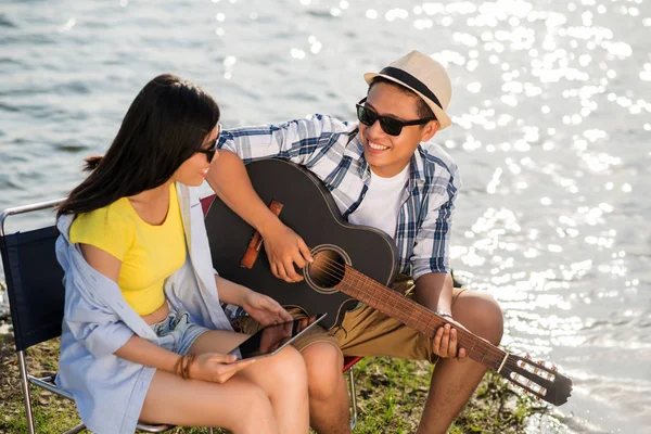 Paar uitgaven weekend door lake — Stockfoto