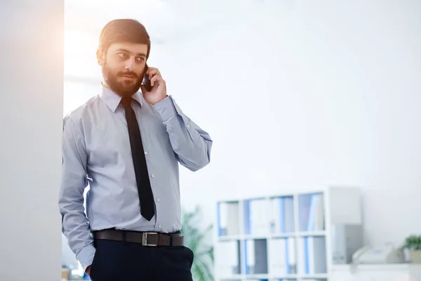 Biznesmen rozmawiający przez telefon — Zdjęcie stockowe