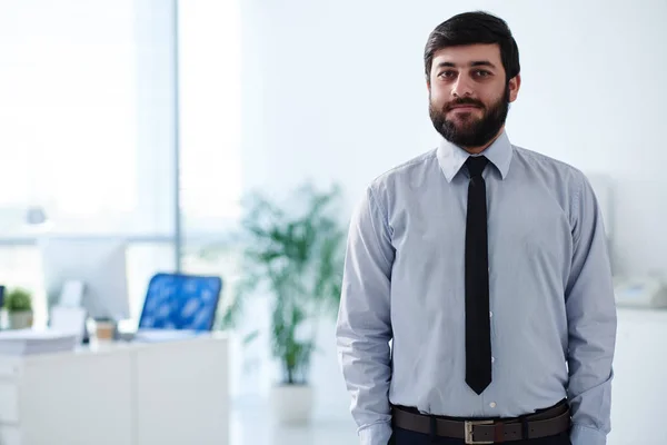 Empresário olhando para a câmera — Fotografia de Stock