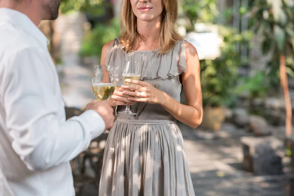 içme ve partide sohbet kadın ve erkek