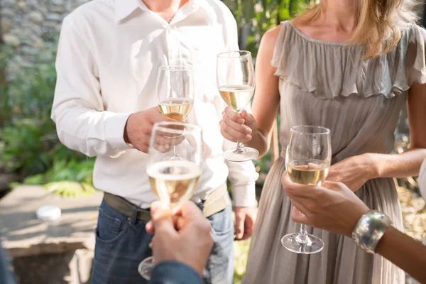 insanlar konuşmak ve partide içme