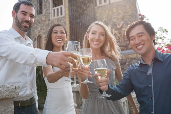 Folk spottar champagne glasögon — Stockfoto