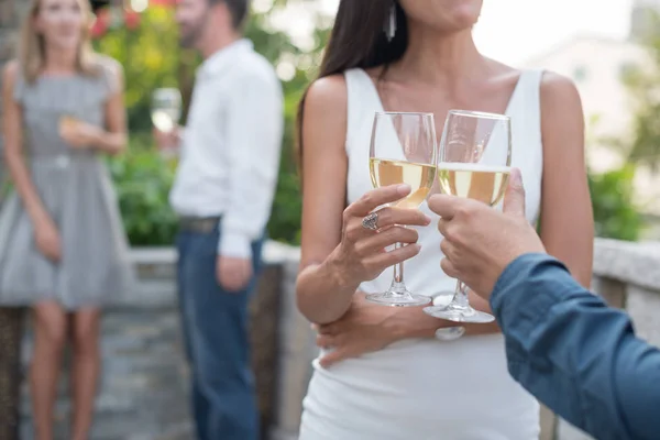 Par dricka och chattar på fest — Stockfoto